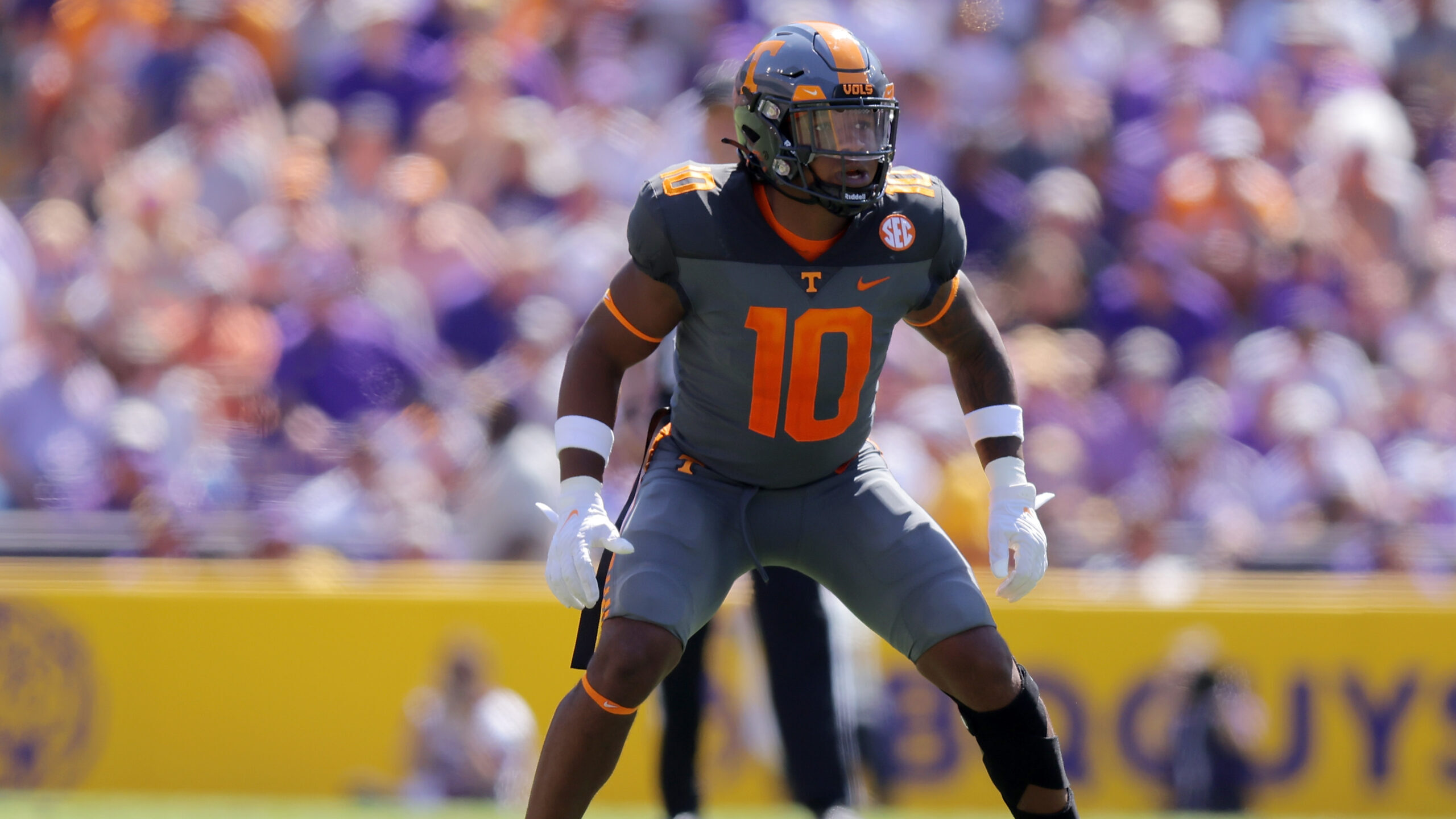 Juwan Mitchell #10 of the Tennessee Volunteers in action against the LSU Tigers during a game at Ti...